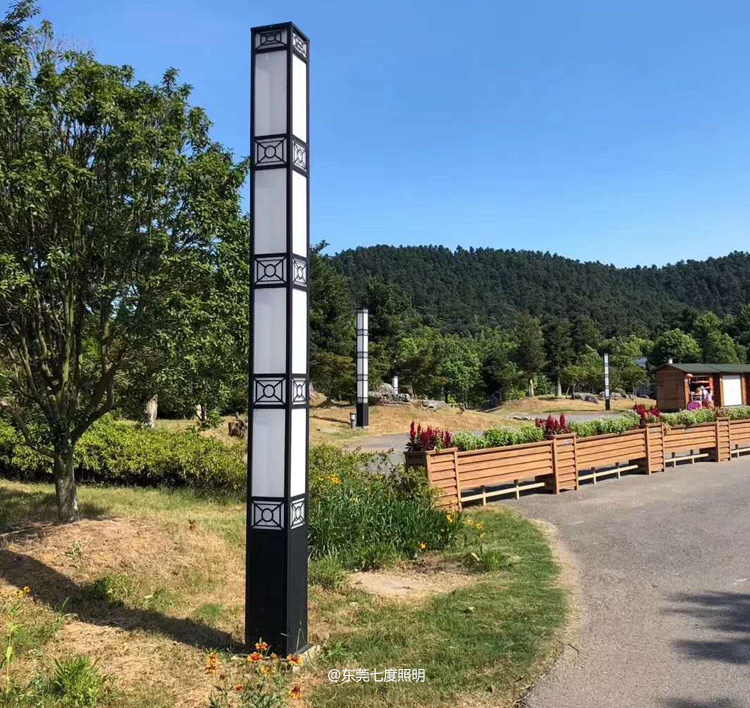 3.5米方柱形公园园林景观灯柱安装效果实拍