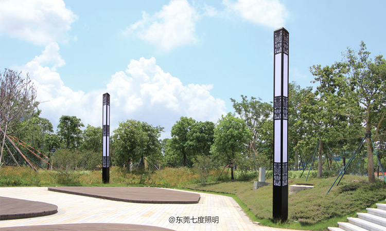 3.2米方柱形内透光园林景观灯柱安装效果