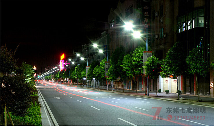 8米高路灯杆上装100WLED路灯头夜间照明效果